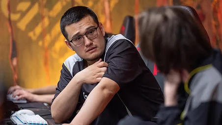 Két e-sport játékos beszélget egymással számítógépek előtt egy verseny vagy edzés közben.